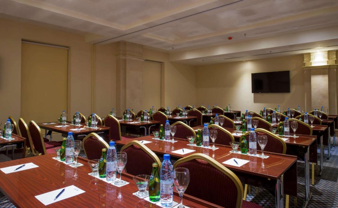 Radisson Blu Hotel, Dhahran 4*
